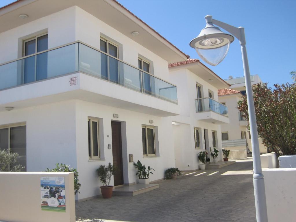 Polyxenia Isaak Luxury Villas And Apartments Protaras Bilik gambar